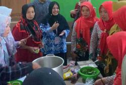 Pusat Studi Pangan UNISRI Latih Ibu-ibu PKK di Desa Cepogo Boyolali Lakukan Diversifikasi Pangan