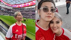 Arsenal vs Barcelona, Intip Keseruan Agnez Mo dan Kekasih Saat Nonton Pertandingan