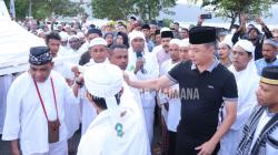 Bupati dan Wabup Kaimana Turut Serta Melakukan Pemasangan Tiang Alif Masjid Nurul Anshar 