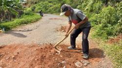 Cegah Kecelakaan, Warga Desa Wandasari Bojonggambir Tasikmalaya Inisiatif Tambal Jalan Berlubang
