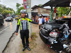 Diduga Hilang Kendali,Mobil Vios Tabrak Tiang Listrik Hingga Masuk ke Kios Warga di Pidie Jaya Aceh