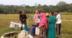 Kesulitan Air Bersih, Warga Patia Pandeglang Terpaksa Berebut Cari Air dari Sumur hingga Beli