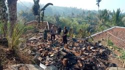 Ditinggal Penghuninya, Rumah Kayu di Pagelaran Cianjur Ludes Dilalap Si Jago Merah