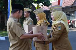 Bupati Banyumas Bagikan 1.409 Bendera Merah Putih, Dipasang Diperbatasan Wilayah