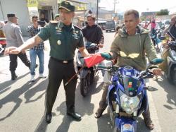 Aksi Massal Forkopimda Bener Meriah Bagikan Bendera Merah Putih