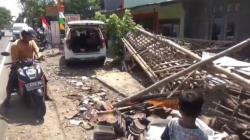 Kecelakaan Hari Ini, Minibus Banting Setir Tabrak Warung Makan Demi Hindari Tabrakan dengan Motor