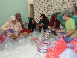 Emak-emak di Sidoarjo Manfaatkan Botol Bekas untuk Meriahkan HUT RI
