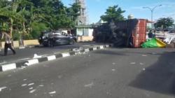 Kelebihan Muatan, Truk Ekspedisi di Parepare Terguling di Jalan Raya