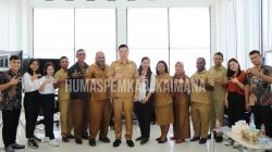 Yayasan Alirena dan Mahasiswa Petra Surabaya Kunjungi Kantor Bupati Kaimana