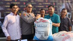 25 Ton Pupuk Bersubsidi Hasil Kejahatan Dibagikan Kepada Petani di Sukaresmi secara Gratis