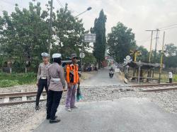 Satlantas Polresta Mojokerto Cegah Kecelakaan di Perlintasan Kereta Tak Berpalang, Ini Caranya