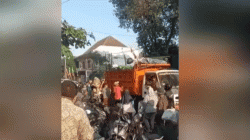 Viral Warga Kotagede Yogyakarta Lempar Sampah ke Truk DLH