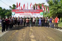 Danrem 011/LW Kibarkan Bendera Merah Putih Sepanjang 17 KM di Gunung Salak