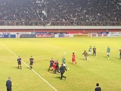 Suporter PSS Sleman Terobos Lapangan untuk Kejar Pemain dan Wasit, Ada Apa?