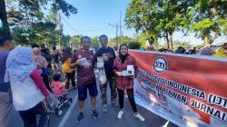 HUT 25 IJTI NTB Dirayakan Sederhana di Car Free Day Udayana dengan Berbagi Cenderamata