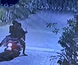 Viral Rekaman CCTV Pemotor Tebar Uang Malam-Malam, Disebut Terjadi di Nganjuk