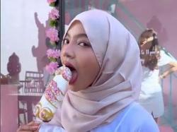 Viral, Oklin Fia Makan Es Krim di Depan Alat Vital Pria