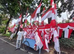 Waryo Penjual Bendera Merah Putih Selama 10 Tahun, Ini Kisahnya Menarik!