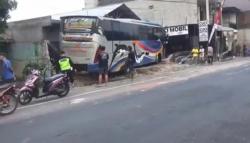 Kecelakaan Hari Ini: Ugal-ugalan Bus Tabrak Rumah dan Bengkel, Sopir dan Kernet Terjepit