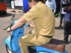 Gus Yasin Jajal Vespa Listrik Vysatic Inovasi Mahasiswa Polines, Ini Pesannya