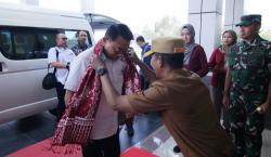 Pj Gubernur Suganda Sambut Kedatangan KSP Moeldoko di Bandara Depati Amir
