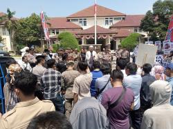 Dinilai Berbahaya Bagi Pelajar, Ratusan Massa di Cirebon Unjuk Rasa soal Kritikan Rocky Gerung