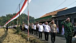 Penuh Khidmat, Kapolres dan Muspika Hormat ke Bendera Merah Putih Sepanjang 1.750 Meter