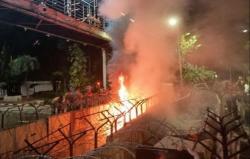 Demo Buruh hingga Malam Hari, Massa Bakar Beton dan Kawat Berduri