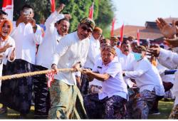 Meriahkan Lomba 17-an, Bupati Kudus Hartopo ikut Balap Karung, Makan Krupuk Hingga Tarik Tambang