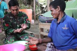 Gerilya Dapur, Ksatria Tri Dharma Edukasi Warga Intan Jaya Cara Mengolah Bahan Makanan yang Sehat