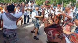 Karnaval HUT RI Ke- 78 di Sumba Timur Hari Kedua Berlangsung Meriah, Bupati Juga Spontan Menari