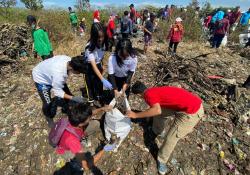 Antusias, Ribuan Warga hingga Polisi di Cirebon Gotong Royong Bersihkan Pantai Kesenden