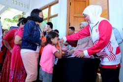 HUT ke-78 RI, Pemprov Jatim Bagikan Ribuan Bendera dan Sembako untuk Masyarakat