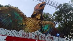 Kreatifitas Warga di Indramayu Membuat Replika Garuda Raksasa Sambut HUT ke-78 RI