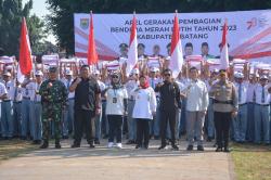 Pemkab Batang Gelar Gerakan Pembagian Bendera Merah Putih