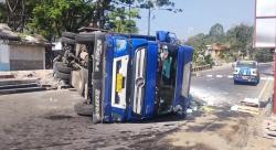 Akibat Rem Blong Truk Fuso Terbalik Tutup Jalan Arah Limbangan -Tasikmalaya