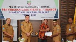 Bupati Kaimana Serahkan Dana Hibah dan Bansos Kepada Para Pimpinan Agama Serta Pengasuh