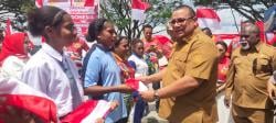 IAPY dan Pj Gubernur PBD  Bagikan Bendera Merah Putih Bagi Warga Kota Sorong