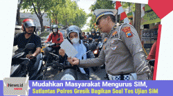 Mudahkan Masyarakat Mengurus SIM, Satlantas Polres Gresik Bagikan Buku Soal Tes Ujian SiM