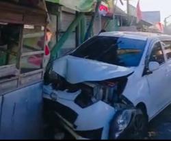 Kecelakaan Hari Ini, Minibus Hantam Warung Bakso, Sebelumnya Senggol Motor hingga Nyungsep