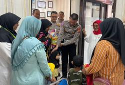 Polantas Polda Aceh Hadir Berikan Beras, Roti dan Telur untuk Anak-anak Stunting di Lampulo