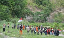 HUT RI ke 78, Komunitas Pencinta Alam Kibarkan Bendera Raksasa di Tebing Kareung Binteh Pidie