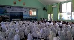 Nobar di Sekolah, Guru dan Siswa Ungkap Bunga adalah Sosok yang Tekun dan Rajin