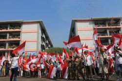 Berbagi 2.000 Bendera Merah Putih, PT JGU Ajak Pengungsi Turut Semarakkan HUT Ke-78 RI