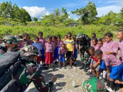 Meriahkan HUT RI Ke-78, Satgas Yonif Raider 200/BN Ajak Anak-anak SDN Bulmu Ikuti Lomba