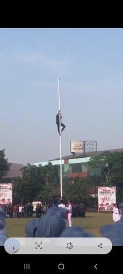 Aksi Heroik Remaja Panjat Tiang Bendera, Perbaiki Tali Pengerek yang Tersangkut saat Upacara HUT RI