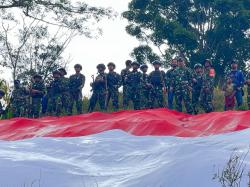 HUT RI, TNI-Polri Bersama Pemkab Tolikara Bentangkan Bendera Merah Putih 40 Meter Di Dua Distrik