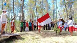 Pengibaran Bendera Merah Putih Dari Kain Tenun Mamasa