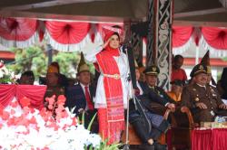 Berkebaya Merah Putih Wali Kota Susanti Semangat Pimpin Upacara HUT RI di Tengah Guyuran Hujan