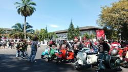 Meriahkan HUT ke-78 RI, Ridwan Kamil Lepas Kirab Merah Putih Vespa Antique Club